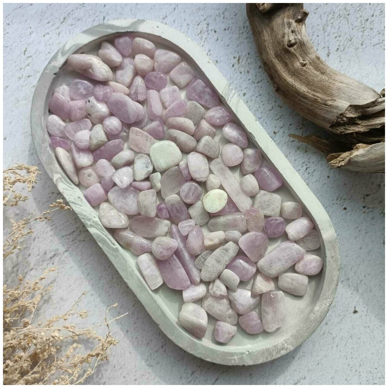 Натуральный галтованный камень Кунцит. Упаковка 100 гр, фракция 10*25 мм.