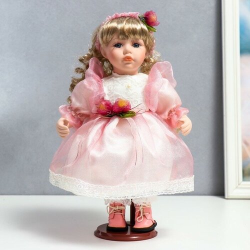 Кукла коллекционная керамика Флора в бело-розовом платье и лентой на голове 30 см кукла коллекционная керамика леди марго в розовом платье 30 см 1 шт