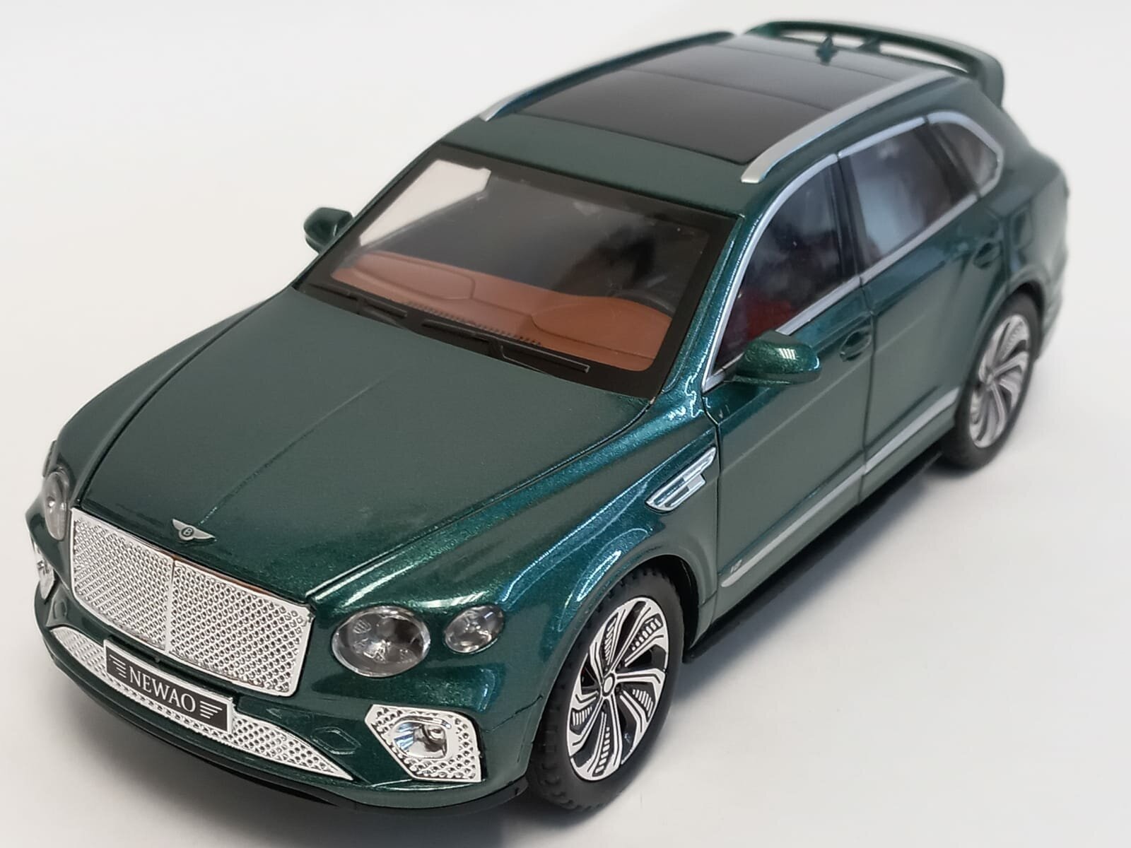 Машинка Bentley Bentayga металлическая с клаксоном, звездным небом на потолке, 1:24, свет, звук