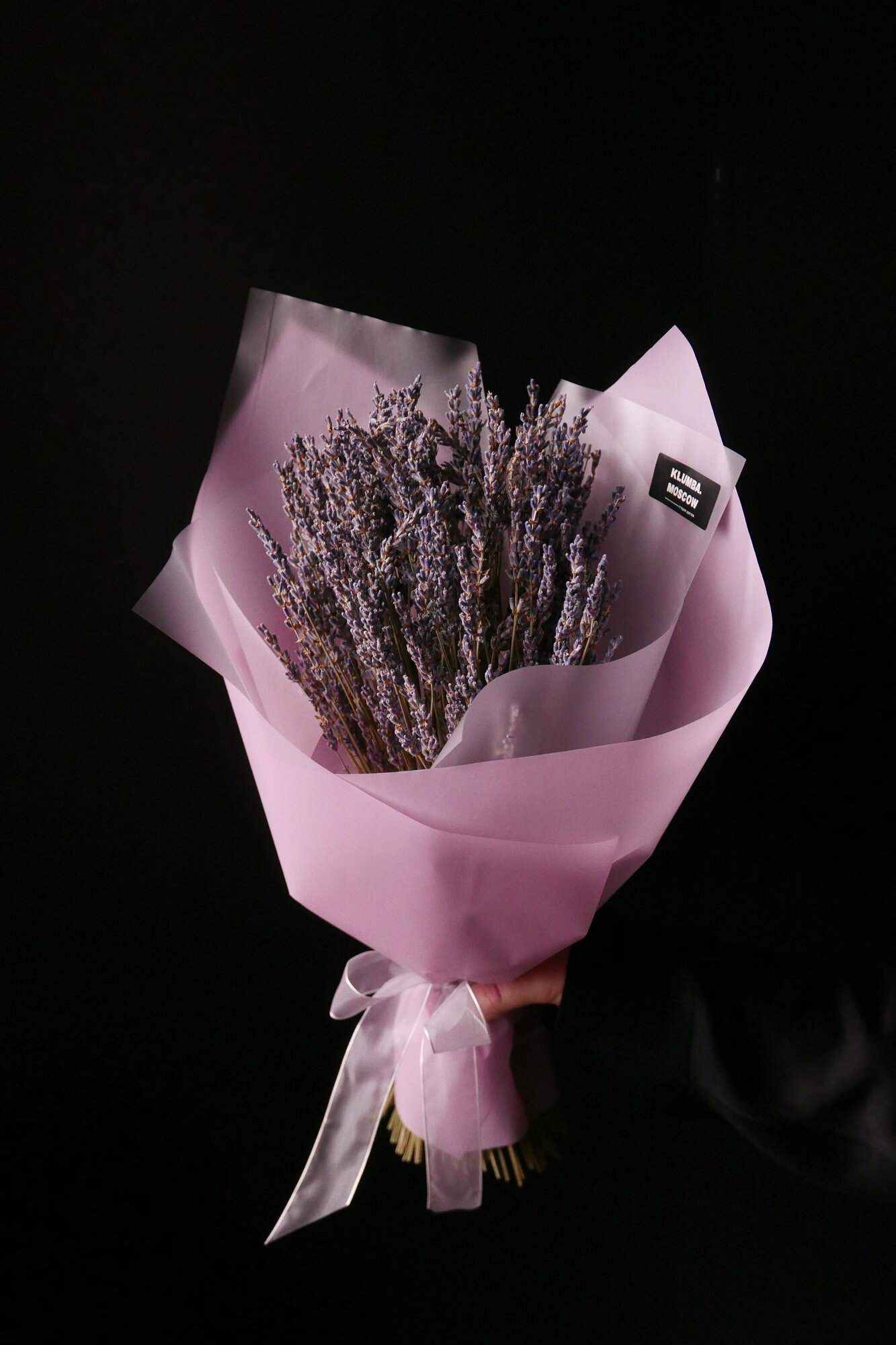 Небольшой букет из лаванды от студии цветов klumba.moscow пленка