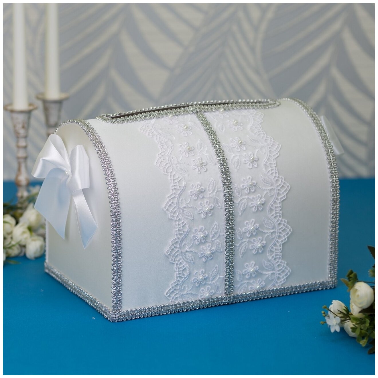 Семейный банк для денежных конвертов и открыток на свадьбу "Серебро" с белыми атласными бантами, кружевом и серебристой тесьмой