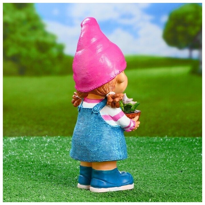 Фигура садовая "Девочка-гном с цветочком" 32 см Без бренда - фото №4