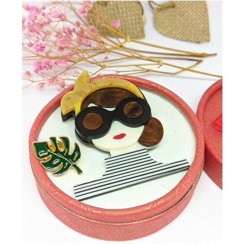 фото Набор подарочный акриловые броши девушка и монстера filimati