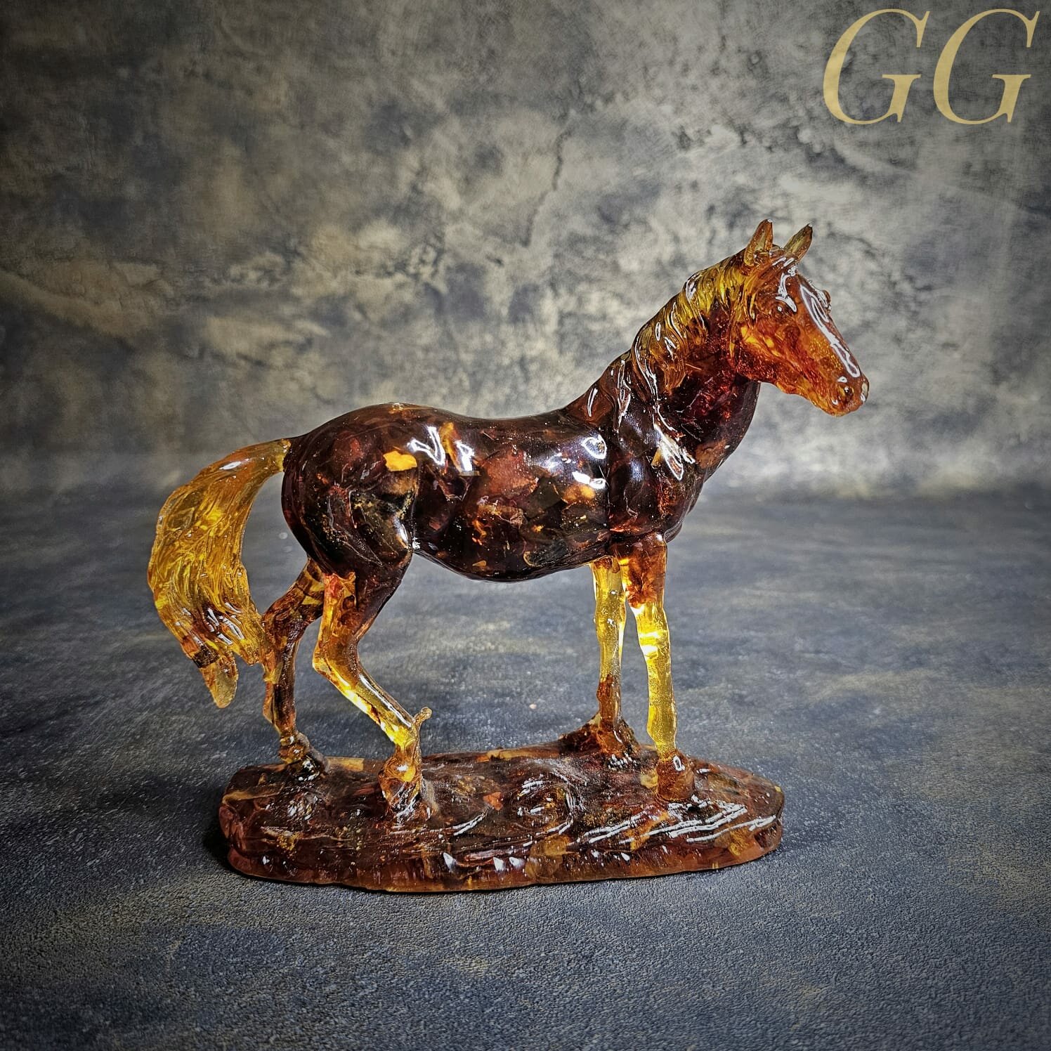 Статуэтка "Лошадь" янтарь, ювелирная смола 19*18*7 см