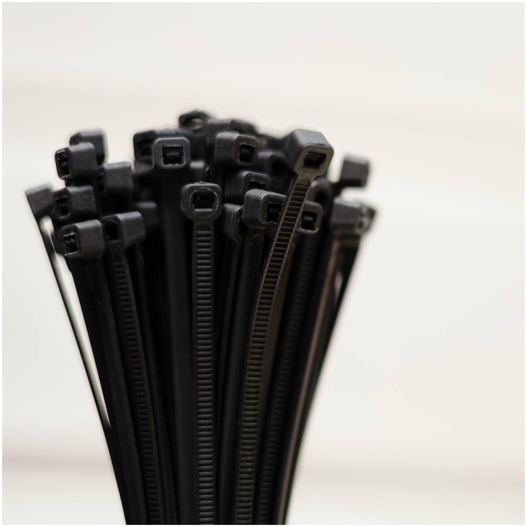 Хомут пластиковый (стяжка кабельная) 4х150 мм (упаковка -100шт. черный) - фотография № 6