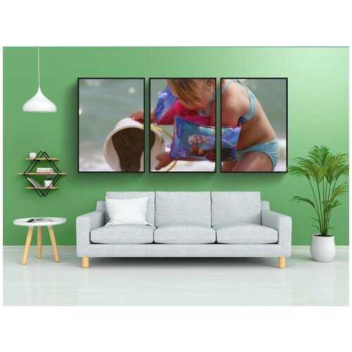 фото Набор модулных постеров для интерьера "играть, девочка, пляж" 60x90 см. в тубусе, без рамки lotsprints