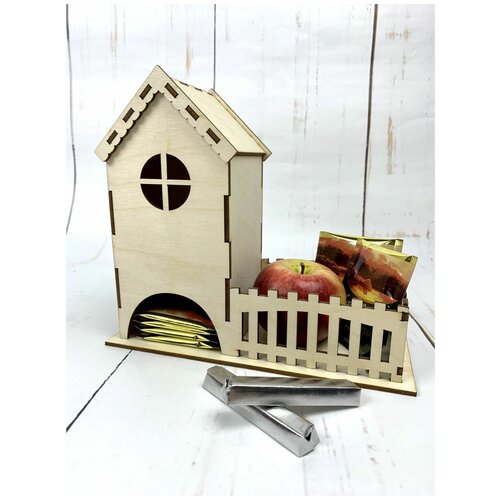 Чайный домик с круглым окном и забором 21х19х5 см.