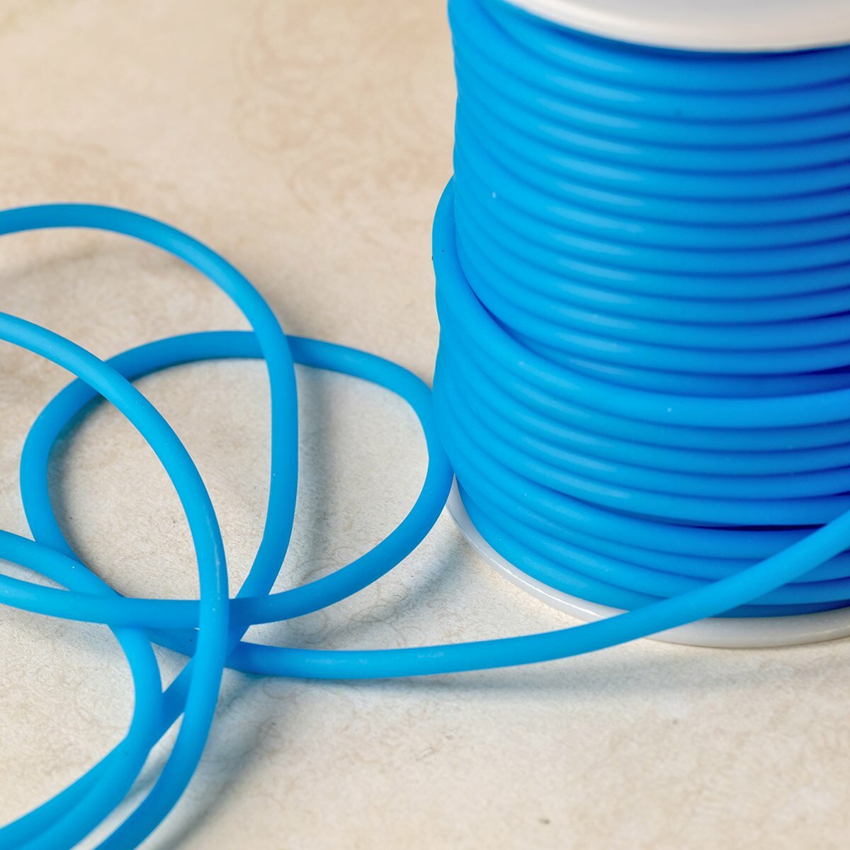 Шнур каучуковый резиновый диаметр 3 мм 8 метров круглый с отверстием, для рукоделия / браслетов, темно-голубой