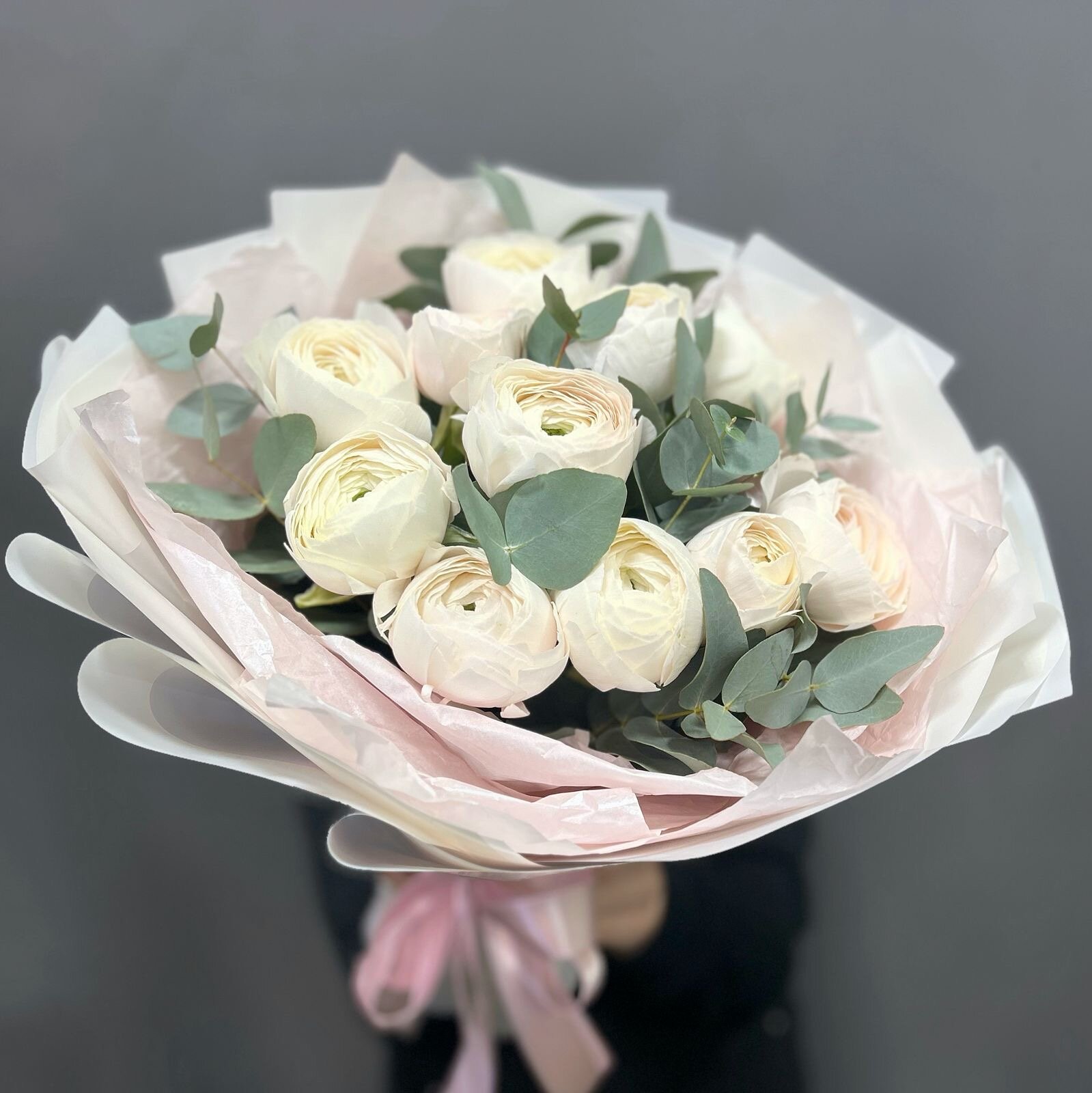 Букет из 11 ранункулюсов Ханой с эвкалиптом в объемной упаковке