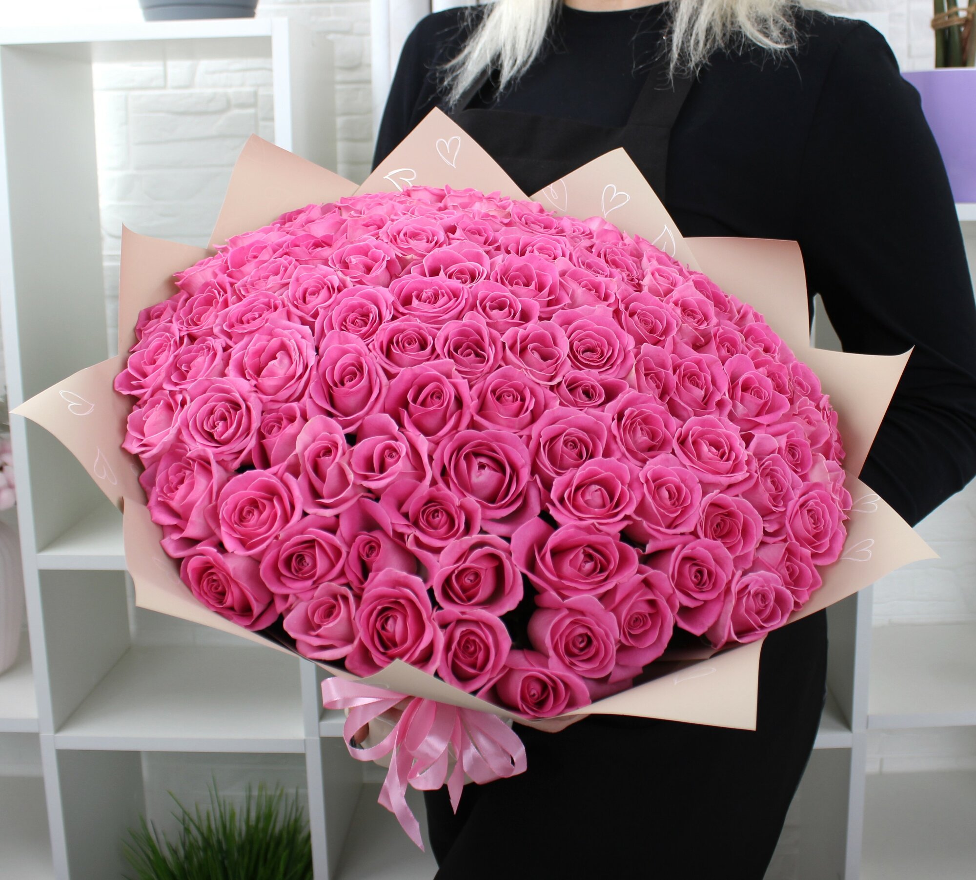 101 розовая роза 40см в упаковке с аквабоксом