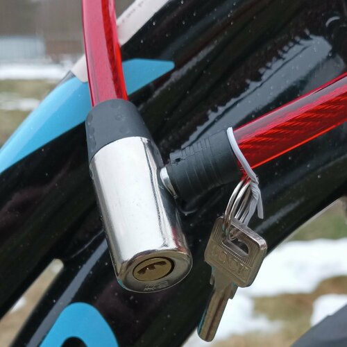 Велозамок навесной для велосипеда, с двумя ключами, длина 70 см _ диаметр с оплеткой - 11 мм_Красный