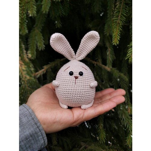 Брелок, вязаная фактура, бежевый мягкая игрушка на пасху кролик лили в одежде пасхальный кролик