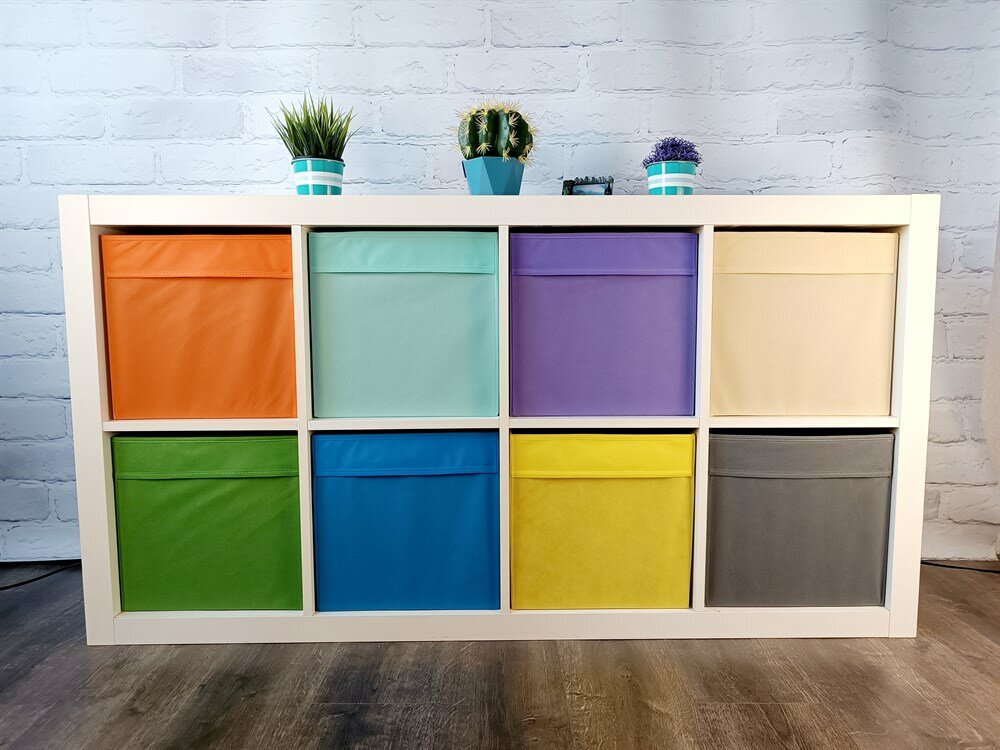 полка с видеоиграми в коробках разных цветов