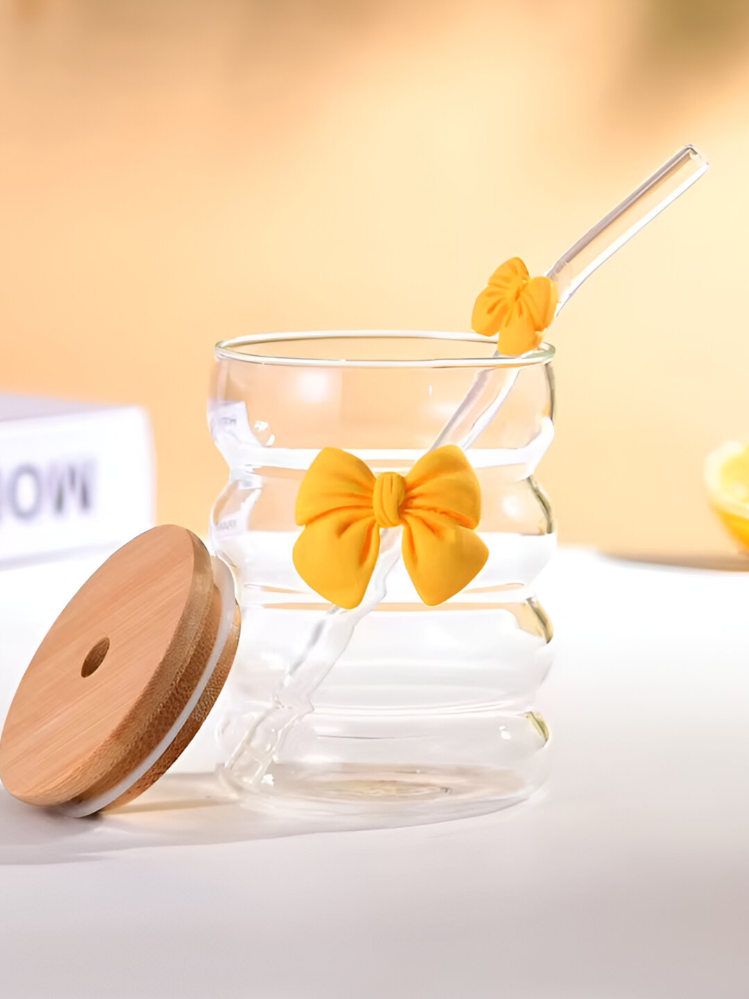 Стакан с трубочкой и разноцветными бабочками Butterflyбамбуковая крышка и многоразовая стеклянная трубочка.