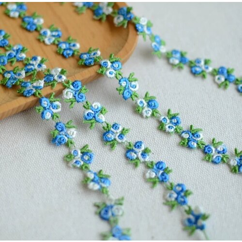 Кружевная тесьма голубые цветы для шитья и рукоделия ширина 1.5см., длина 1 метр