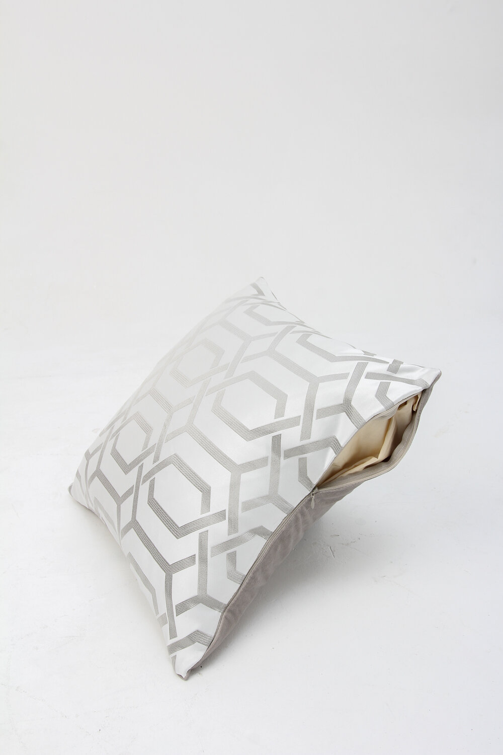Подушка дизайнерская двусторонняя с контрастным геометрическим узором, цвет серебристый, перламутровый, серебристо-серый, светло-серый
