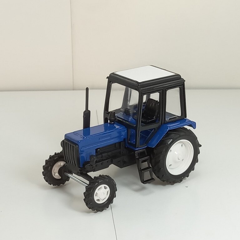Масштабная модель "МОМ" Трактор МТЗ-82 кузов и кабина пластик, облицовка металл, синий/черный, 1:43