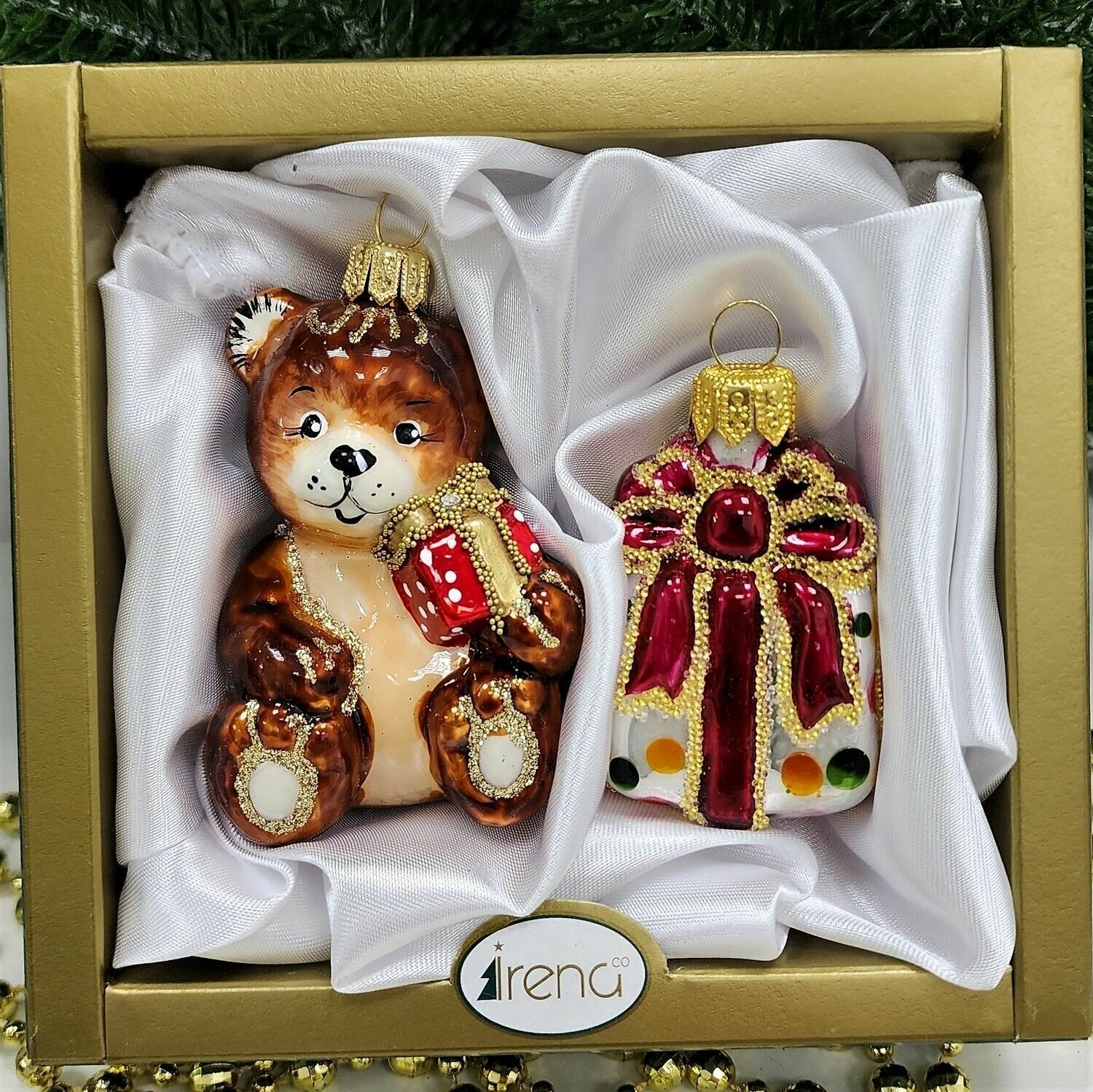 Набор стеклянных елочных игрушек Irena-Co Мишка с подарком и подарок