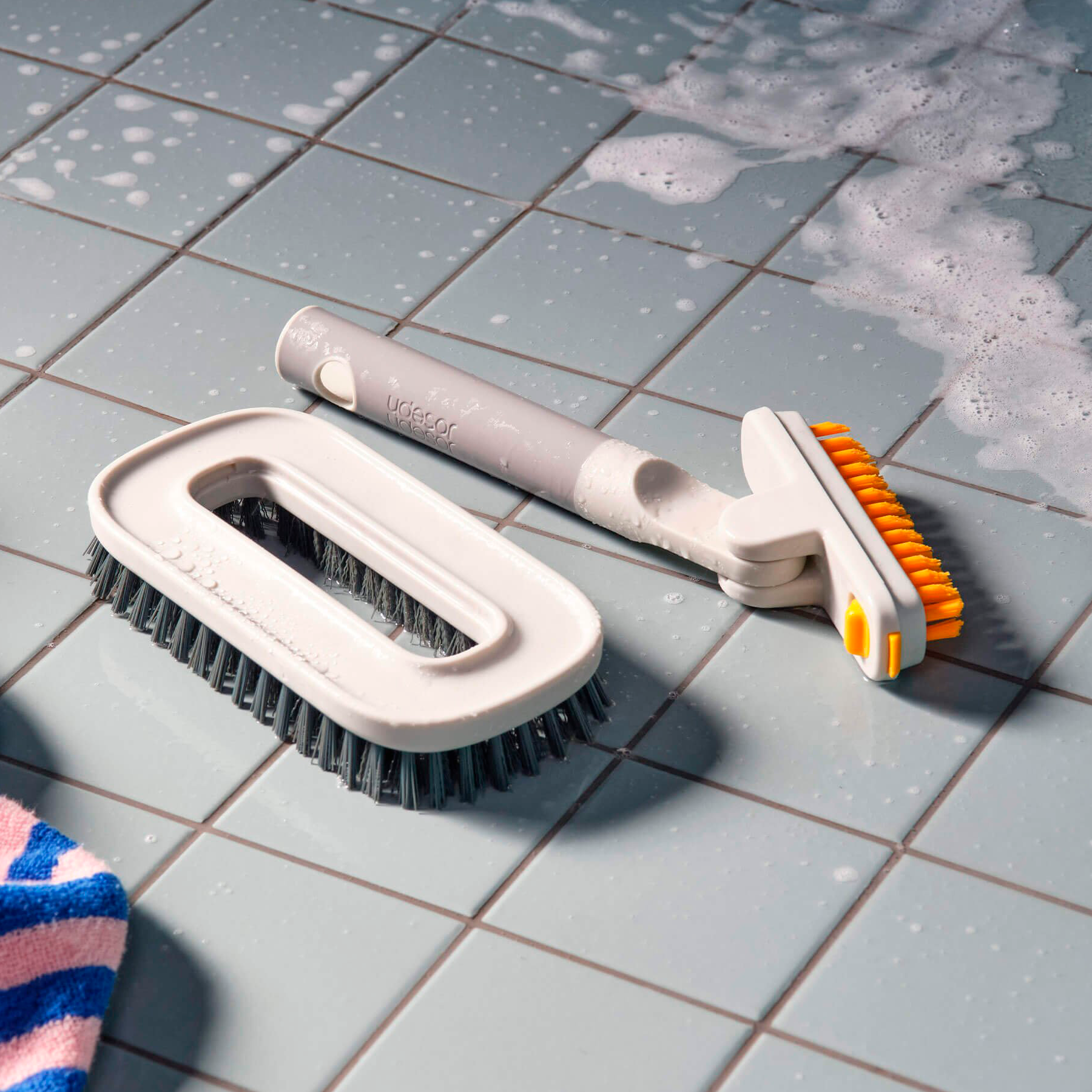 Многофункциональная щетка для плитки 2 в 1 Joseph Joseph CleanTech