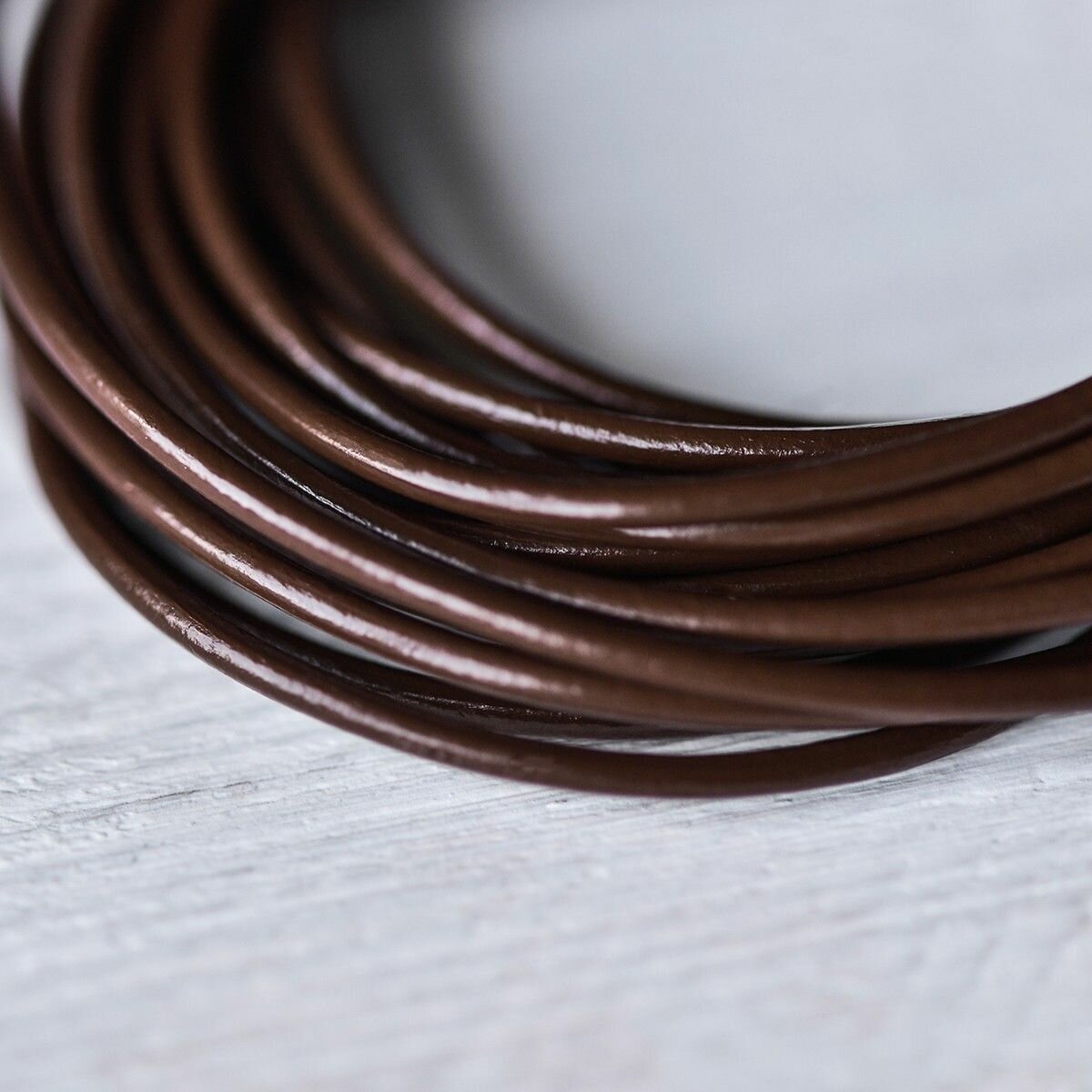 Шнур круглый кожаный для рукоделия намотка 3 метра темно-шоколадный d 2 мм из прессованной кожи