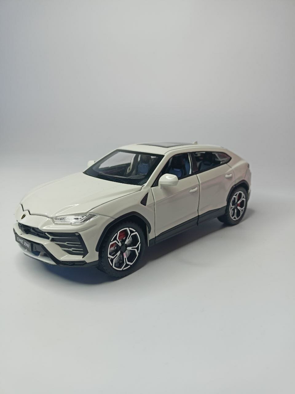 Модель автомобиля Lamborghini Urus коллекционная металлическая игрушка масштаб 1:24 белый