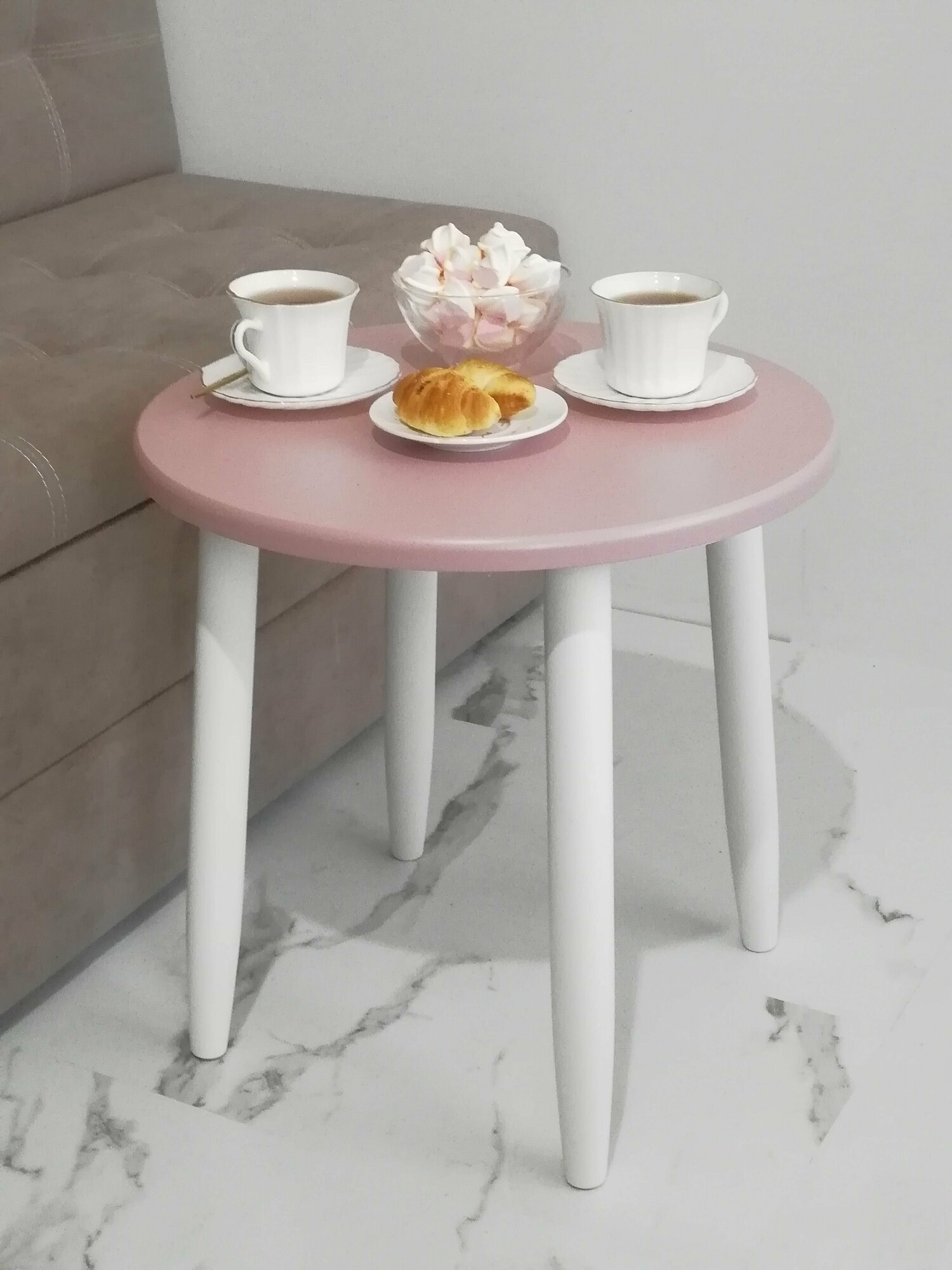 Столик, журнальный столик, кофейный, прикроватный, детский круглый . Диаметр 47 см, в= 47 см. Цвет: светло- розовый белые крашенные ножки .