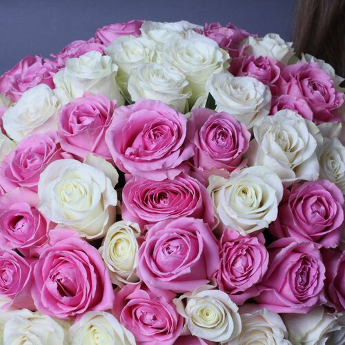 Изображение товара Композиция микс из 55 розовых и белых роз в шляпной коробке .