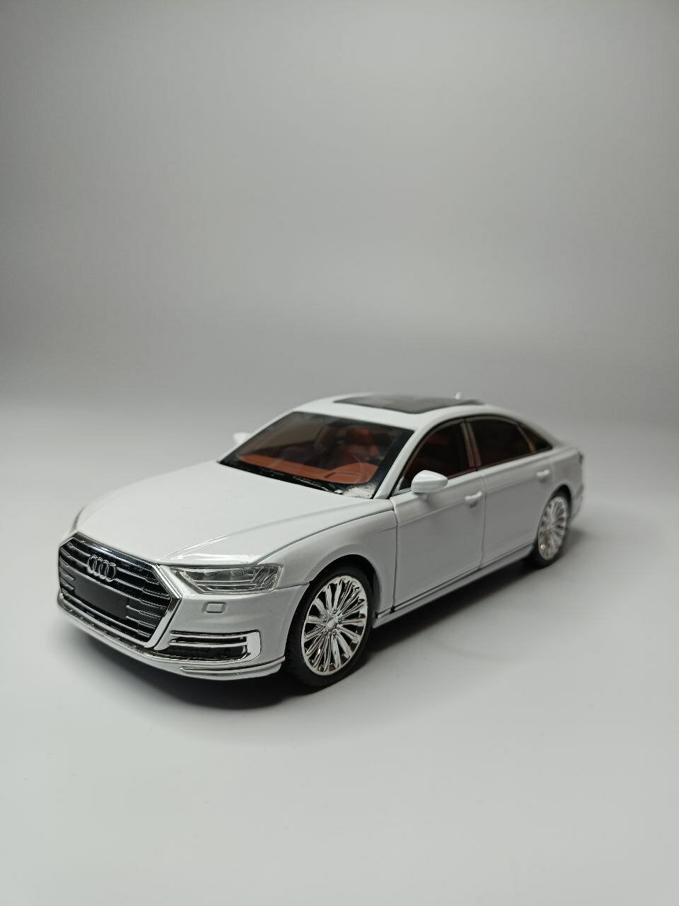Модель автомобиля Audi А8 коллекционная металлическая игрушка масштаб 1:24 белый