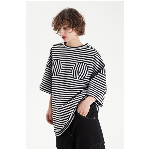 Объёмная футболка черно-белая полоска