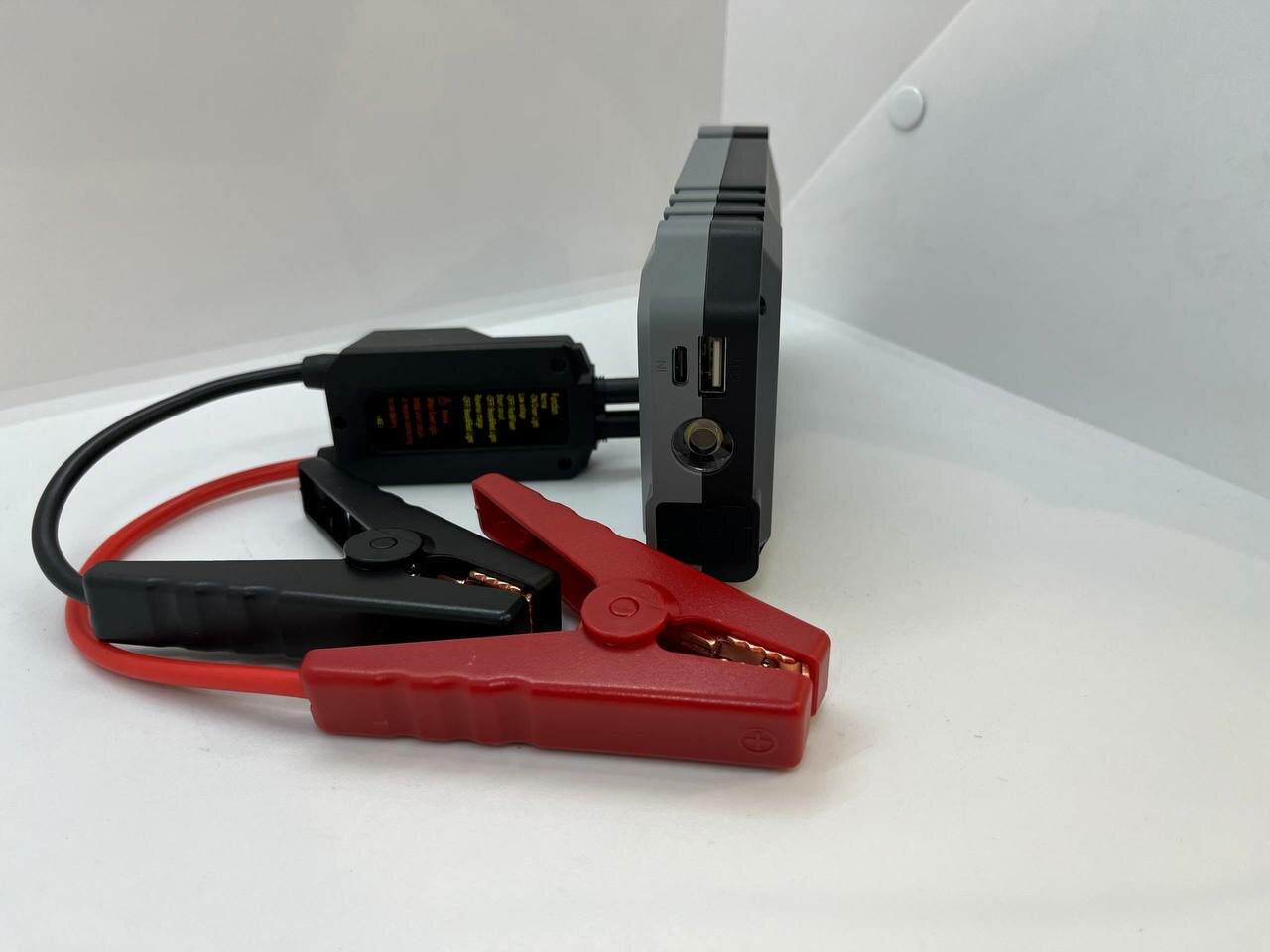 Изображение Пусковое зарядное устройство для автомобиля jump starter с дисплеем бустер для автомобильного аккумулятора