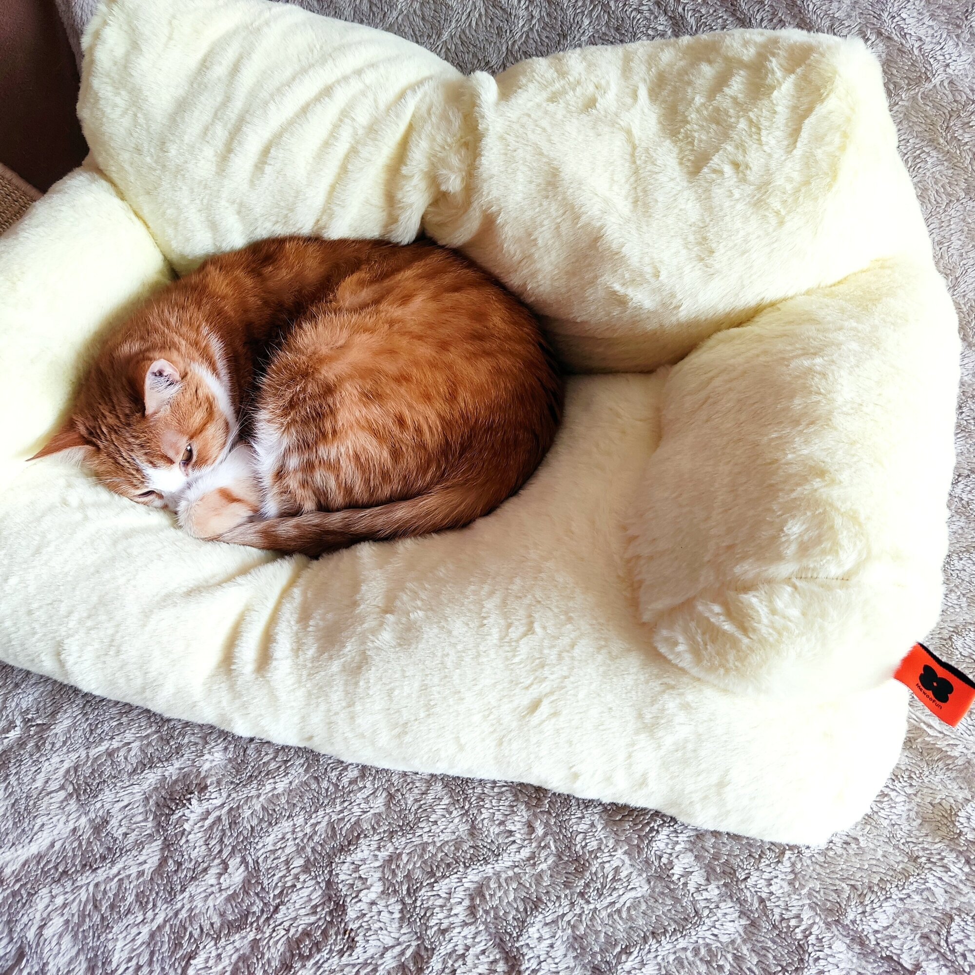 Мягкий и удобный диван-лежанка для кошек и собак. Розовый - фотография № 8