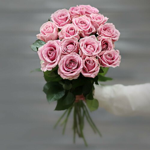 Букет из 15 нежно-розовых роз (Россия) с лентой 50 см Д