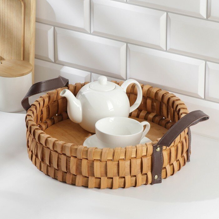 фото Поднос-корзинка для завтрака Доляна «Массив», с ручками из искусственной кожи, d=29 см