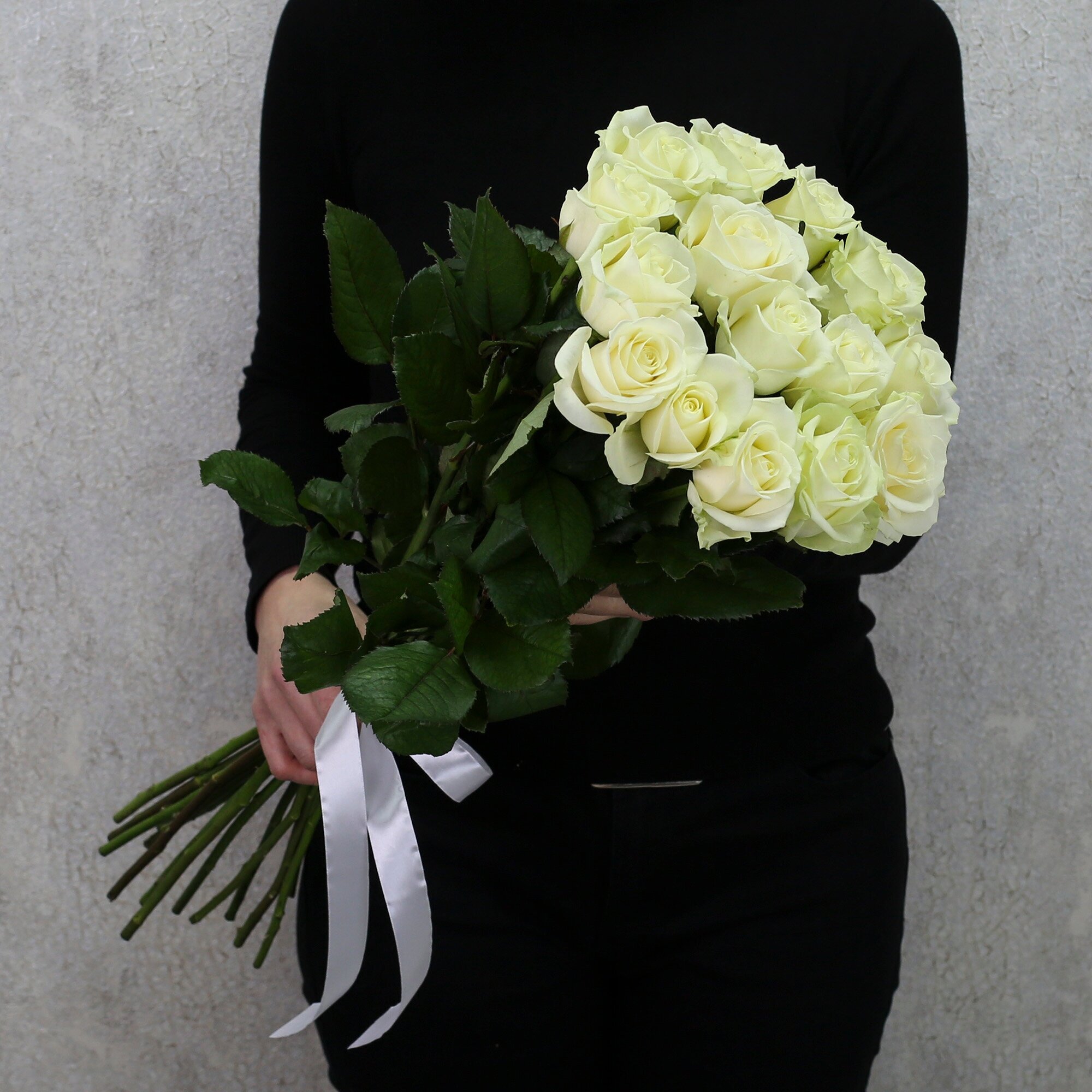 15 белых роз "Аваланч" 70 см