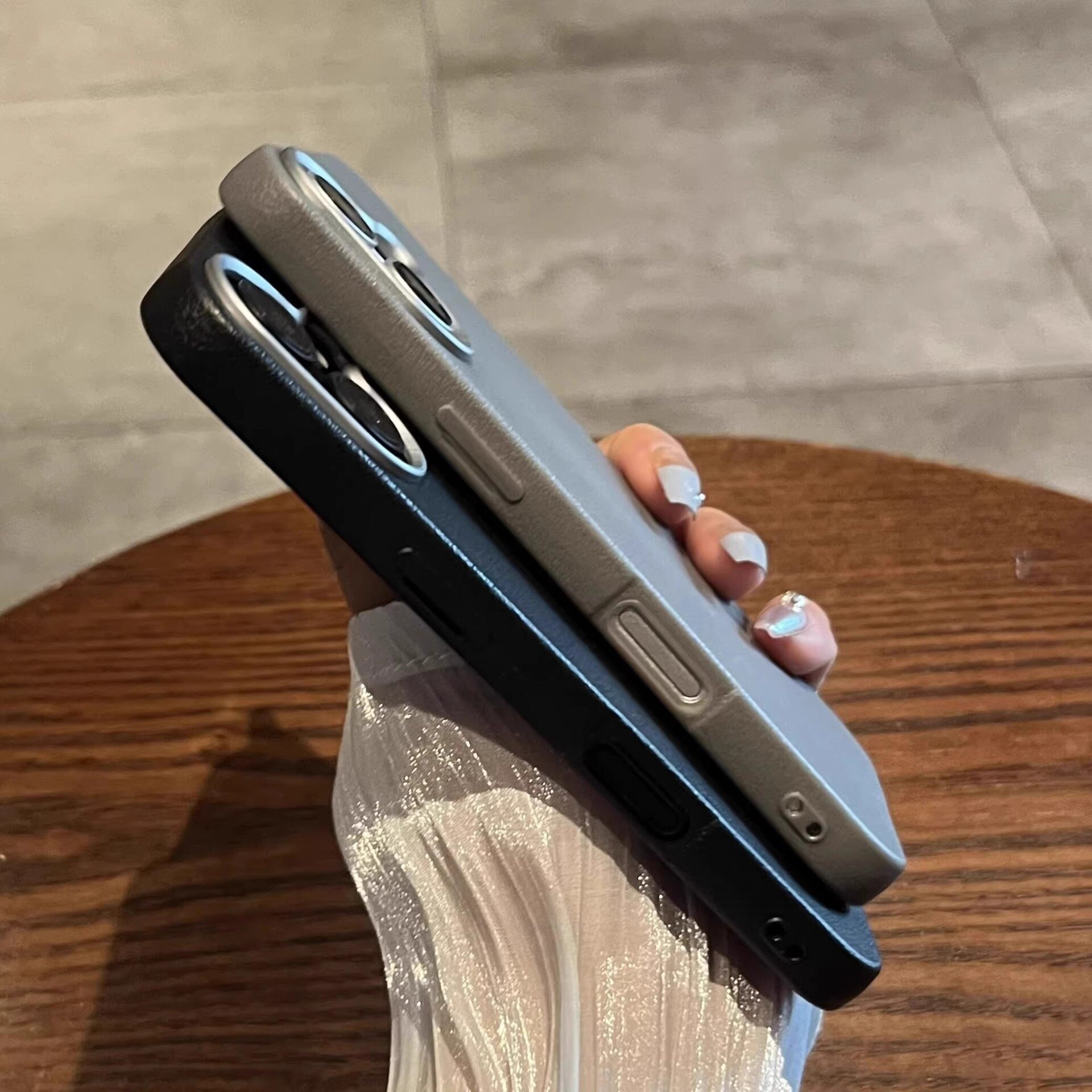 Чехол на айфон 16 про макс серый кожаный - Чехол iPhone 16 pro max серый — фото 1