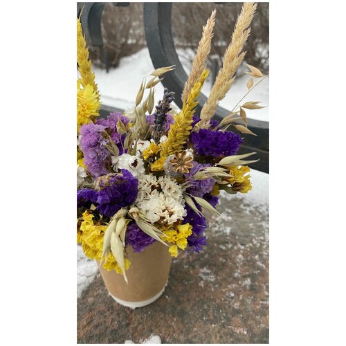 Композиция из сухоцветов в крафтовом стаканчике