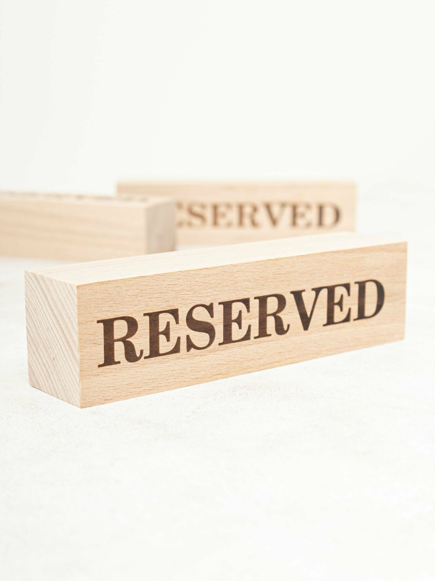 Настольная табличка деревянная RiForm "Reserved / зарезервировано / забронировано" двухсторонняя для брони столов в ресторанах кафе барах