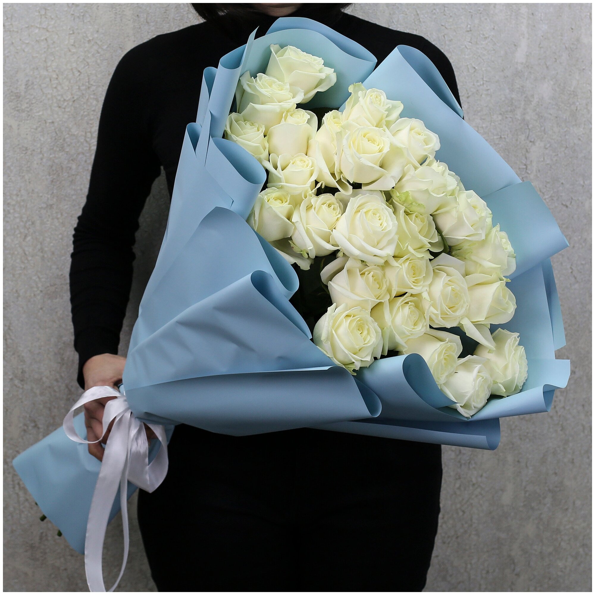 Цветы живые букет из 25 белых роз Аваланч 70 см в дизайнерской упаковке