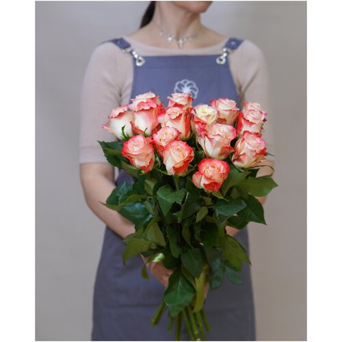 Букет живых цветов из 15 красно-белых Эквадорских роз 50см под ленту