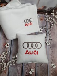 Автомобильный комплект с вышивкой логотипа Audi: подушка 30х30 см и плед 150х150см цвет белый