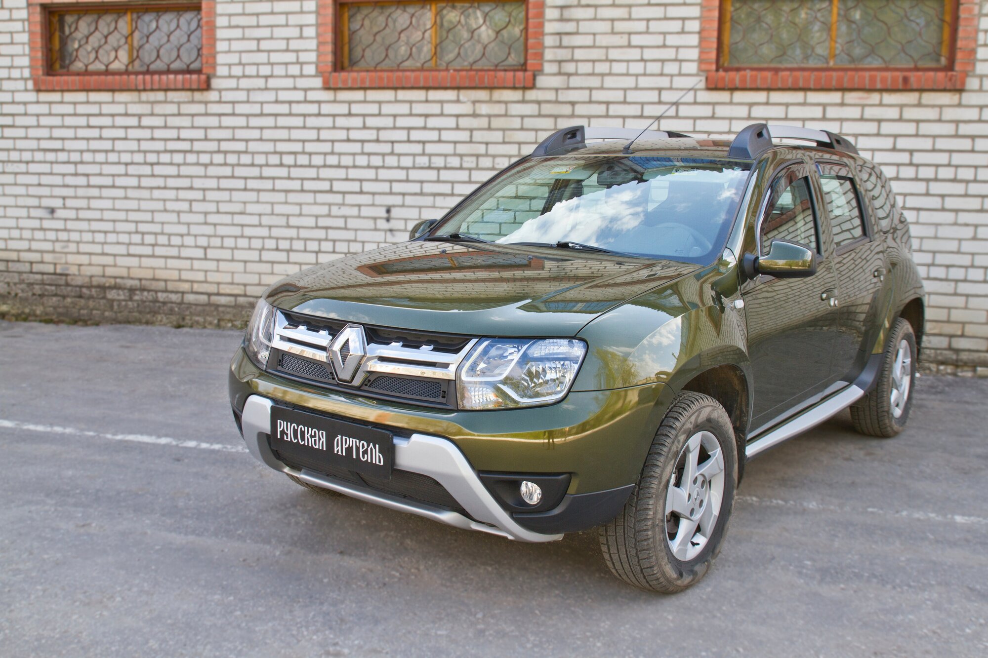 Защитная сетка решетки радиатора и переднего бампера для Renault Duster I рестайлинг 2015-2020, шагрень / Рено Дастер