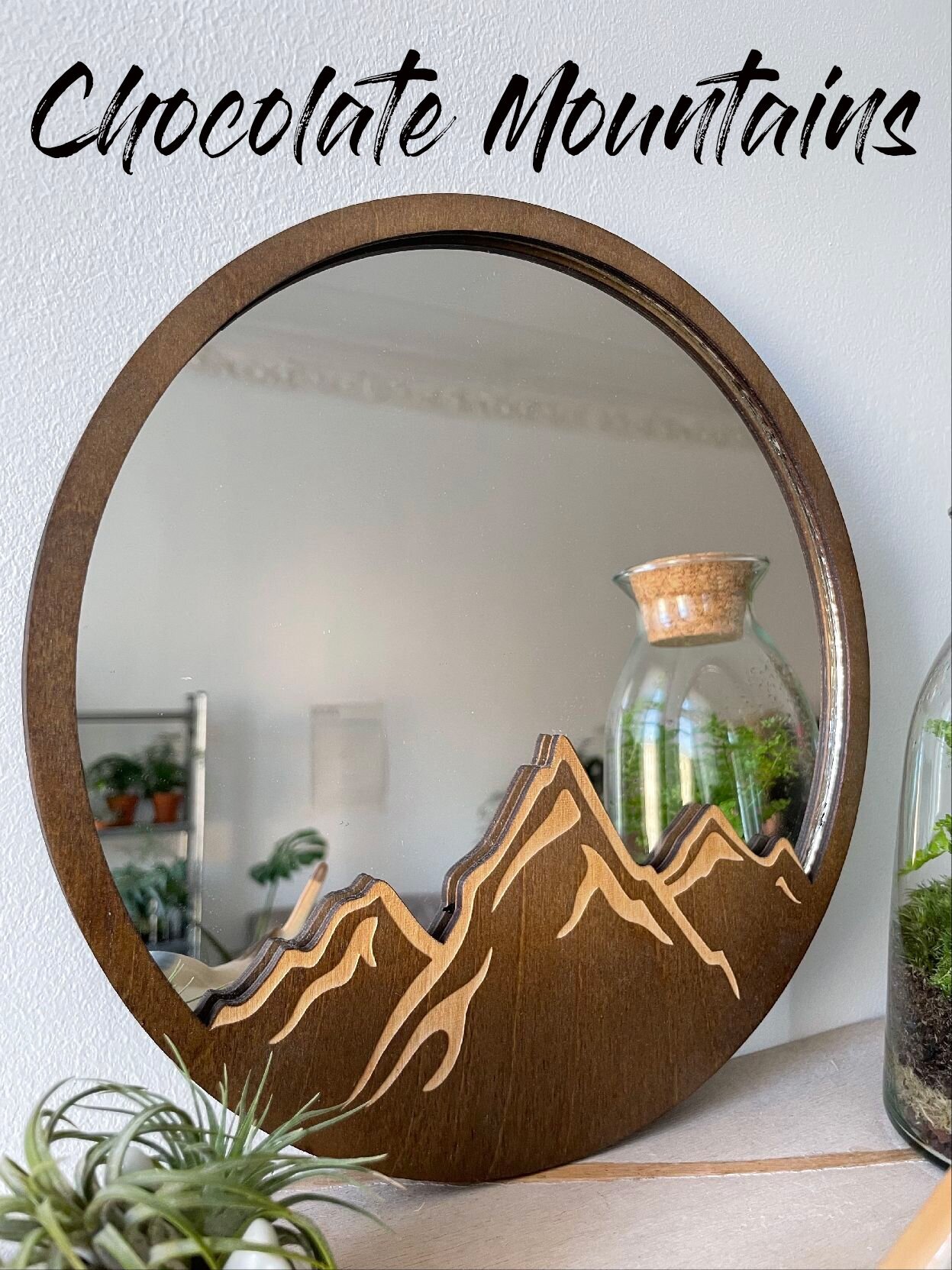 Зеркало настенное круглое Горы в деревянной раме. Орех.