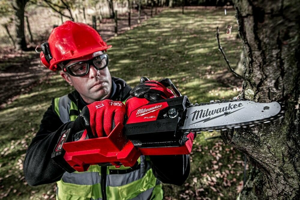 Аккумуляторная цепная садовая пила Milwaukee M12 FHS-0 FUEL - фотография № 8