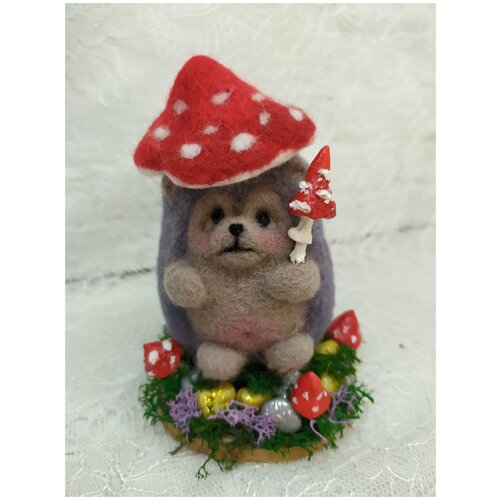 Сувенир ручной работы. Ёжик с грибочками на подставке.