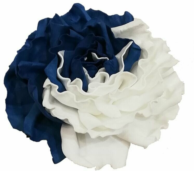 Заколка-брошь для волос/одежды/сумки большой цветок роза белая с синим двухцветная 0137мп