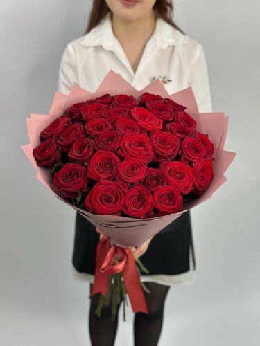 Изображение товара Моно-букет цветов из 31 красной розы с экспресс-доставкой до двери