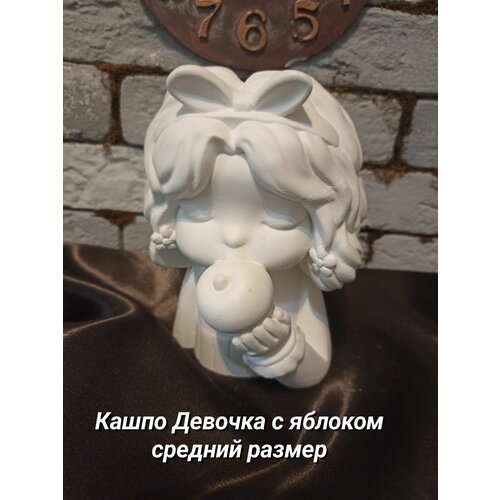 Кашпо Девочка средний размер с яблоком