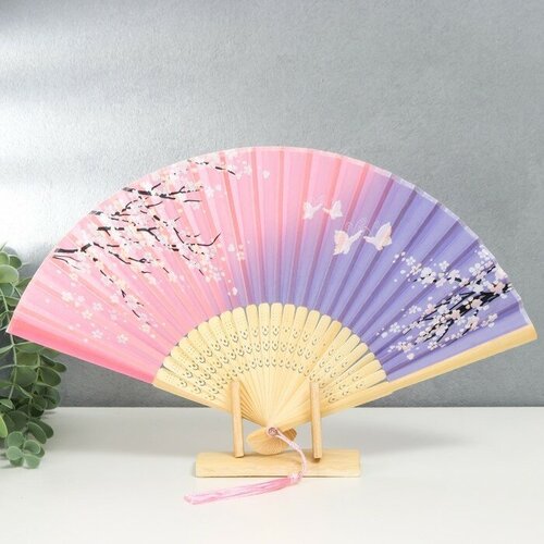 Веер бамбук текстиль h21 см Бабочки в сакуре сиренево-розовый с кисточкой 560₽