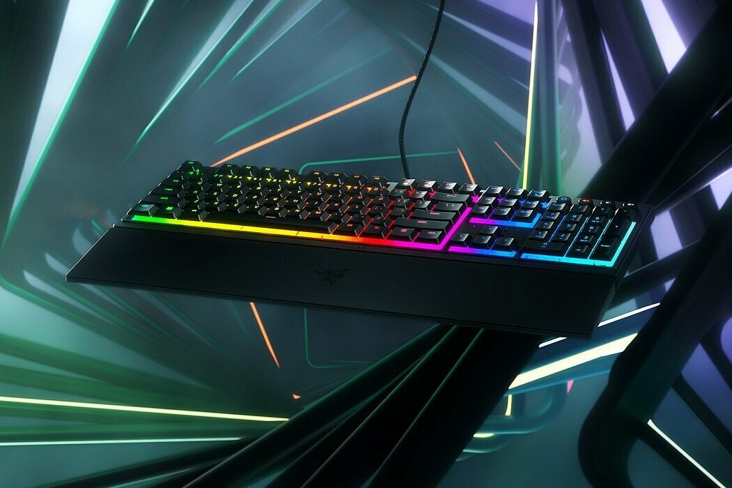 Игровая низкопрофильная клавиатура Razer Ornata V3 c RGB подсветкой и подставкой под запястья