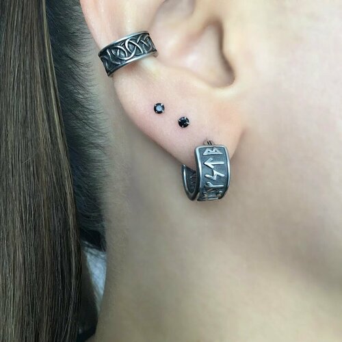 фото Серьги моно серьга бижутерия конго с подвеской "руна благополучия" одиночная серьга кольцо хупы длинные висячие змея дракон готические серёжка мужская женская крупная змеи руна черные серебро хупы готика, размер/диаметр 15 мм, серебряный starfallshop